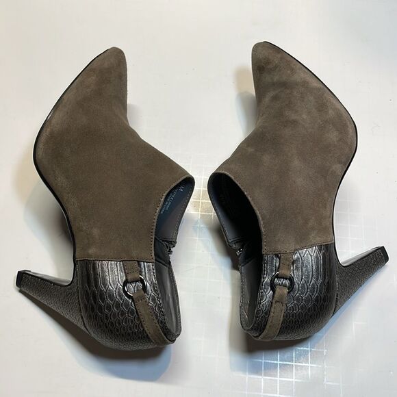 Bandolino woman’s dark taupe suede/leather side zip booties. Size 9.5. - Picture 8 of 9